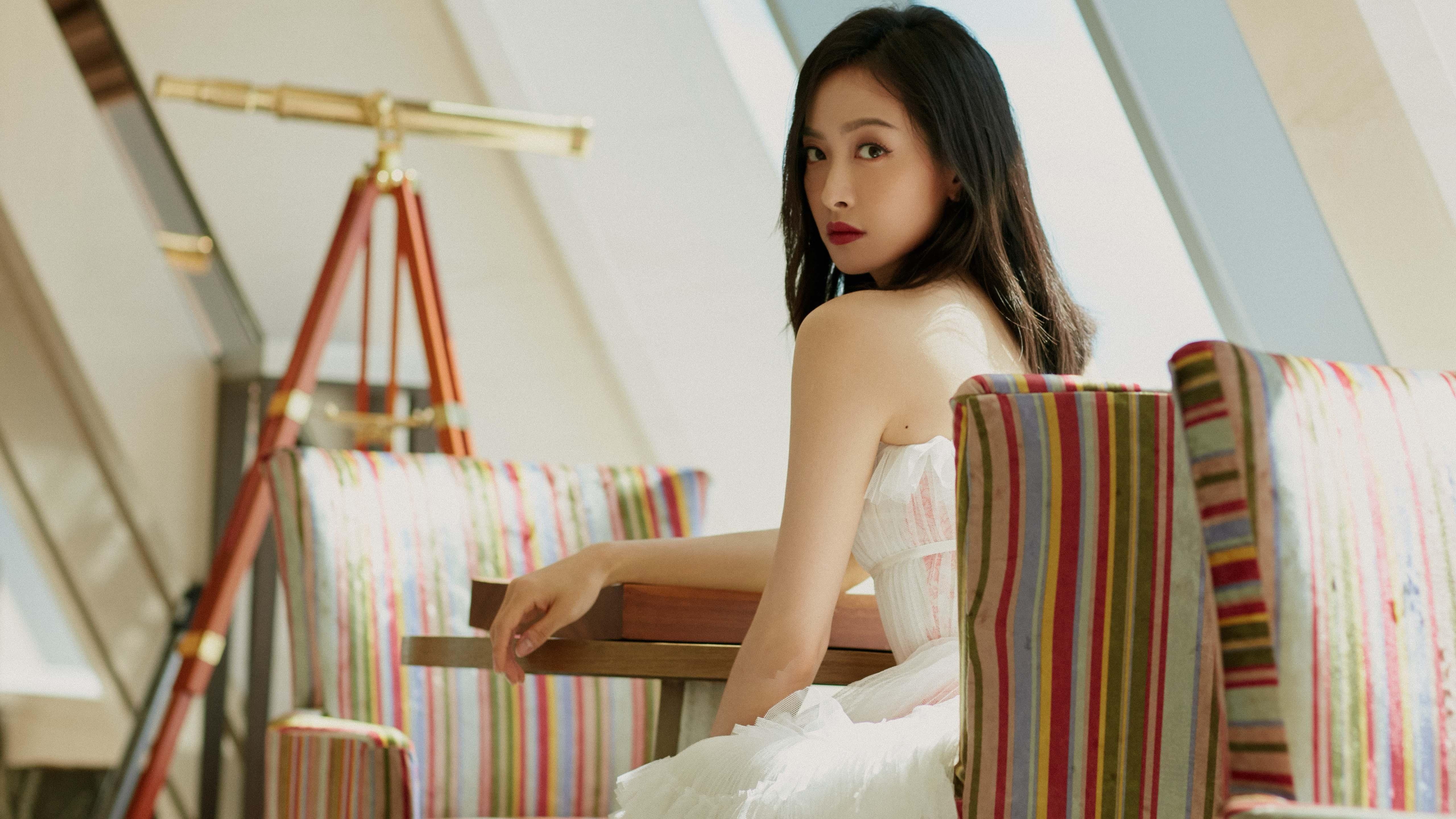 B 体育官网-室内蹦床华丽秀，空中舞者炫技表演，室内蹦床运动