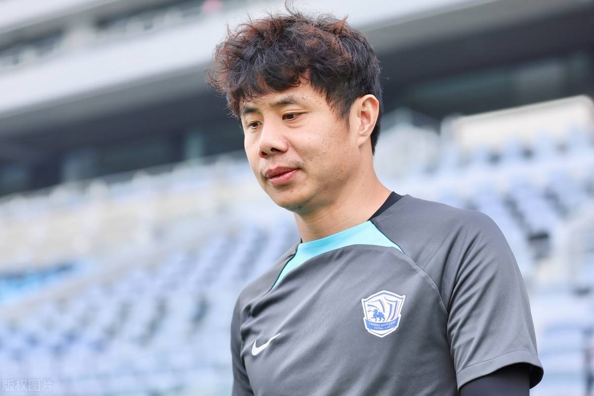 B体育平台:老将蒿俊闵的职业生涯回顾与对中国足球的贡献的简单介绍
