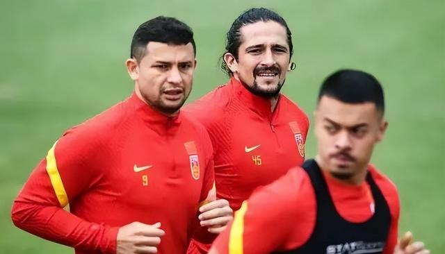 B体育平台:归化球员洛国富“激情四射”，球迷：除了“激情”，还有啥？的简单介绍