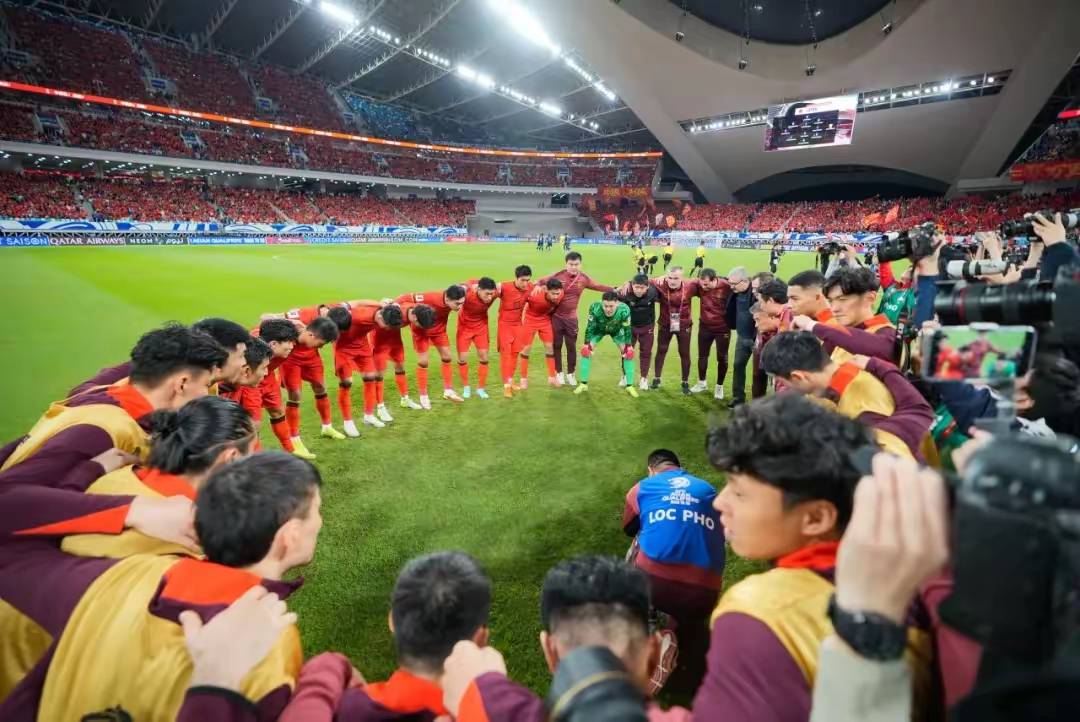 B体育平台:归化球员洛国富“激情四射”，球迷：除了“激情”，还有啥？的简单介绍