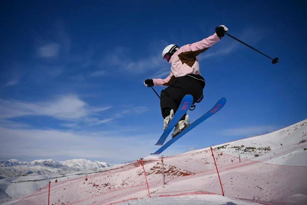 包含B体育:邦德滑雪赛的传奇，滑雪运动的文化传播的词条