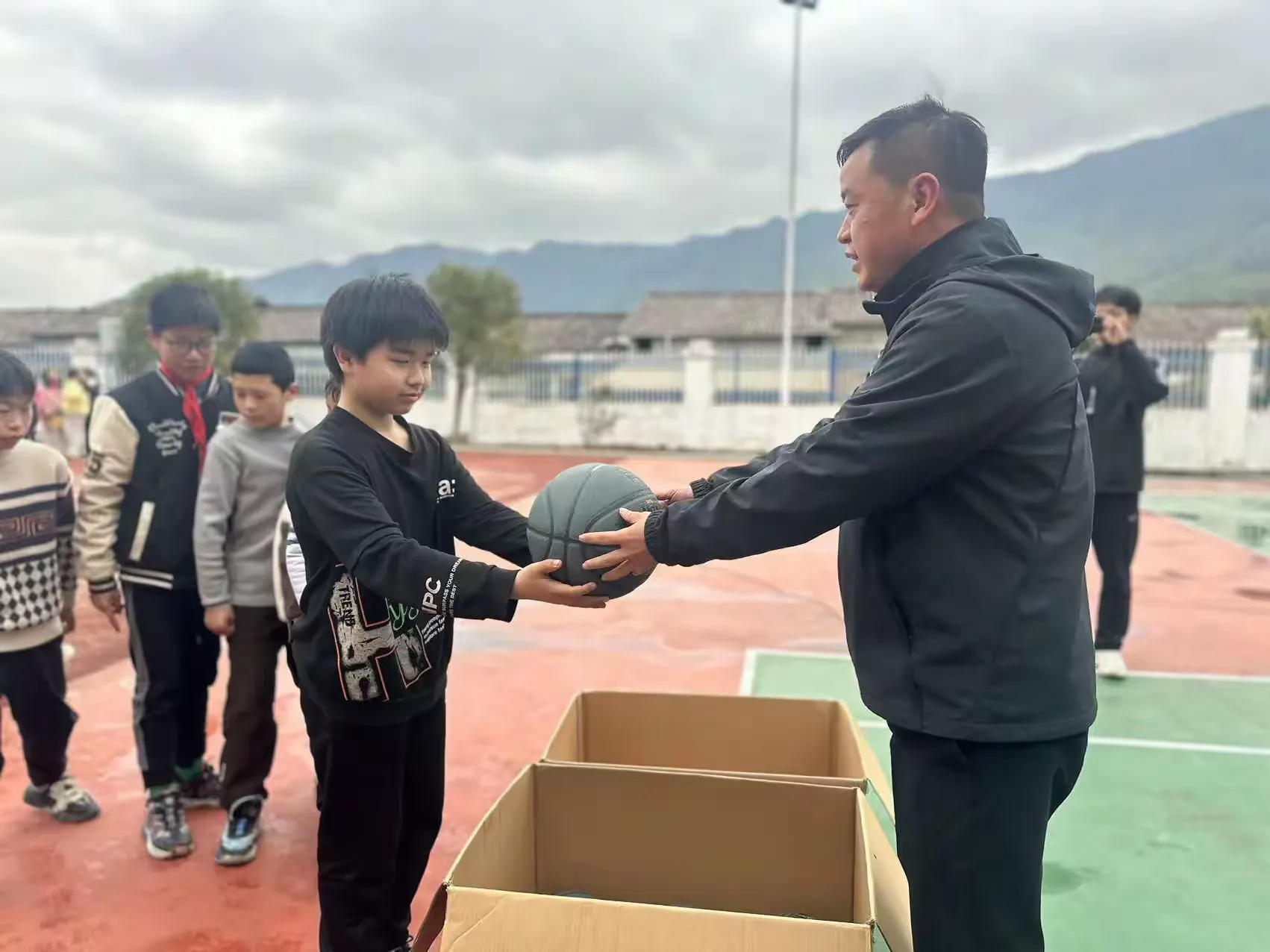 关于B体育官方网址：篮球公益：用篮球传递希望，帮助更多孩子实现梦想的信息