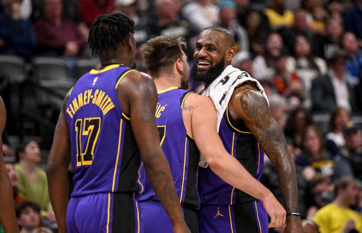 包含bsports体育：湖人队战术调整：如何最大化利用戴维斯的内线优势？的词条