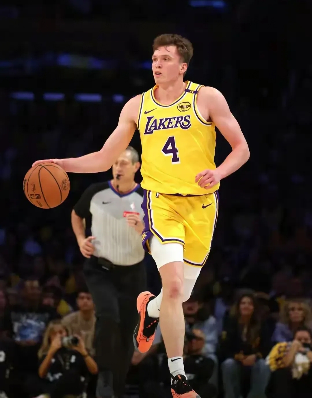 包含bsports体育：湖人队战术调整：如何最大化利用戴维斯的内线优势？的词条