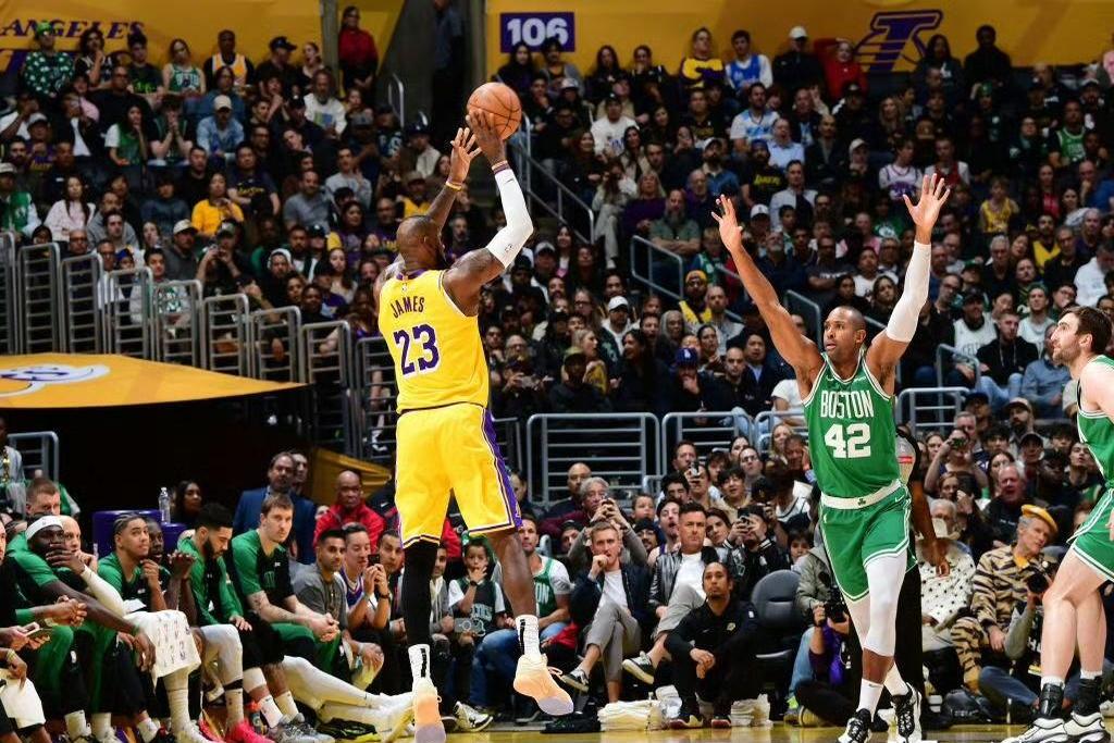 B体育-包含bsports体育：湖人队战术调整：尝试三后卫阵容，提升进攻速度的词条